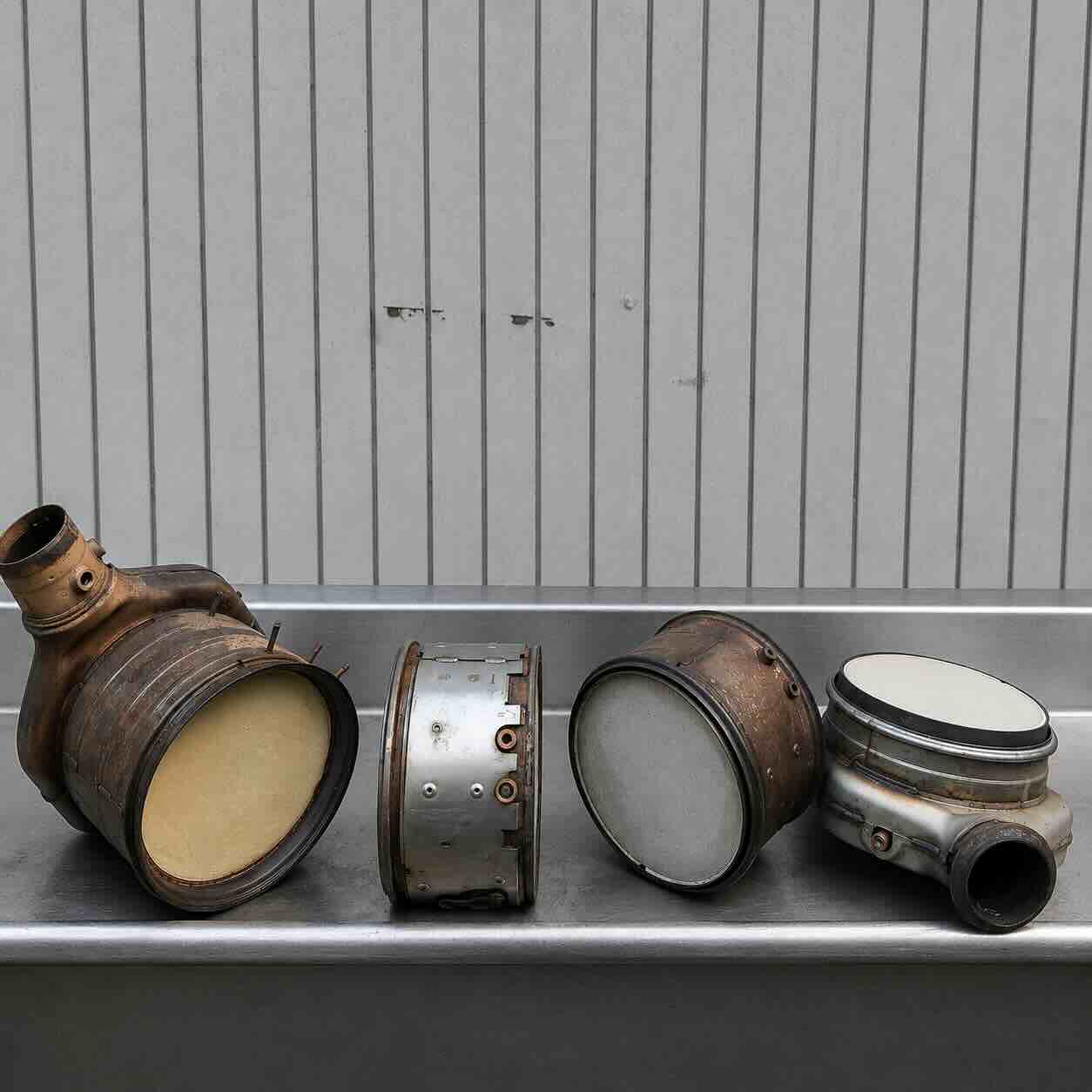 Cuatro carcasas y filtros DOC/DPF mostrando distintos sustratos