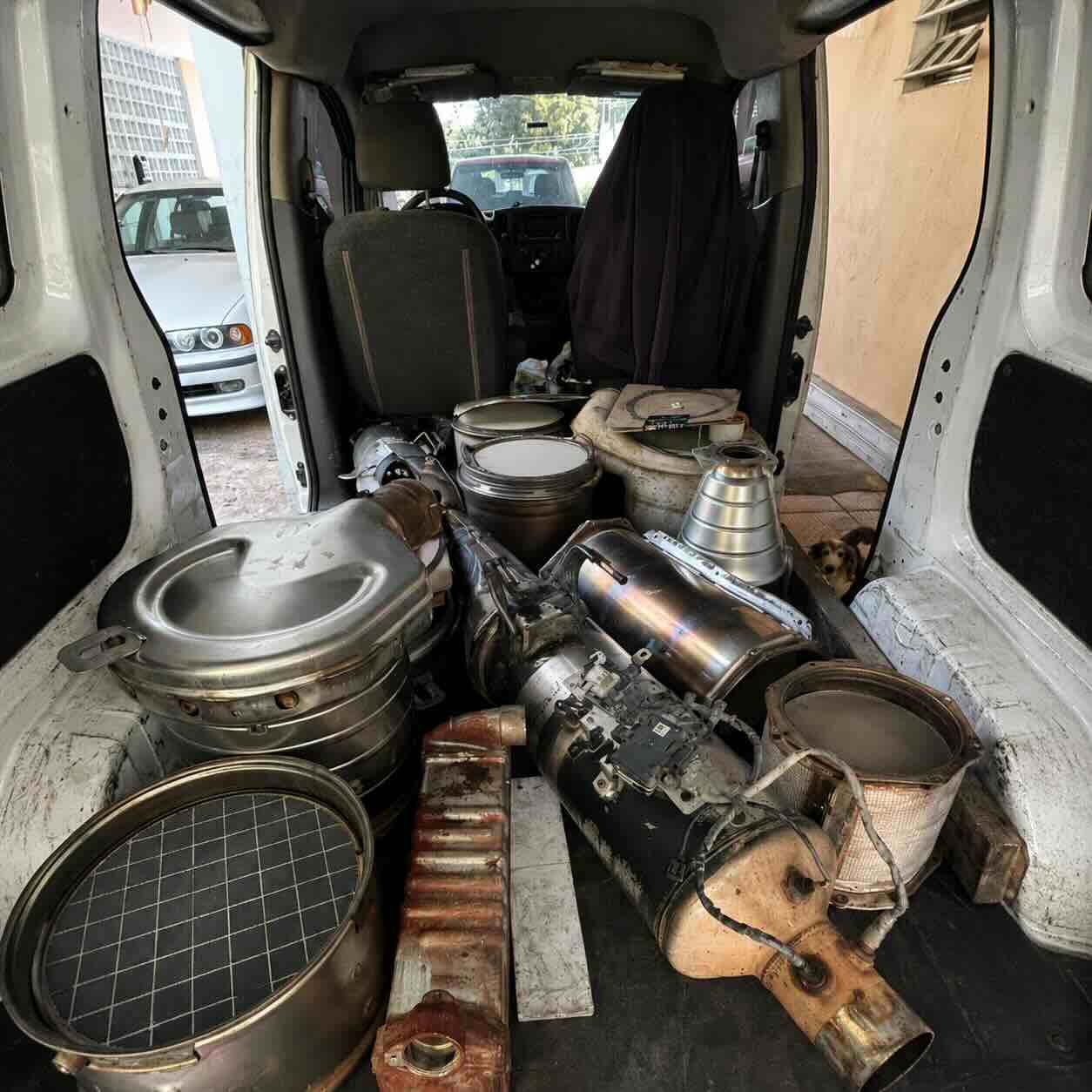 Van cargada con piezas DPF y DOC recogidas de clientes