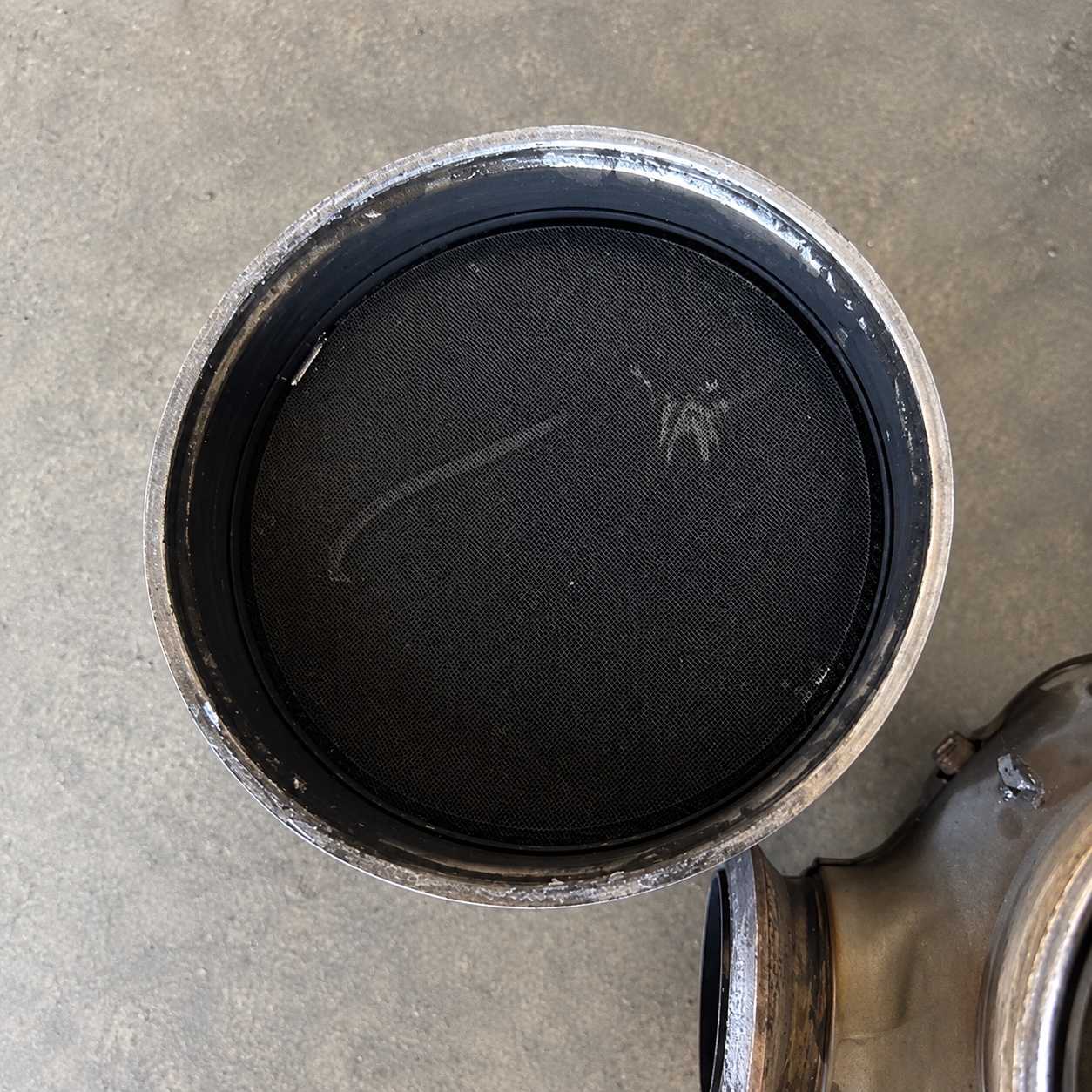 Interior de un DPF limpio con malla negra