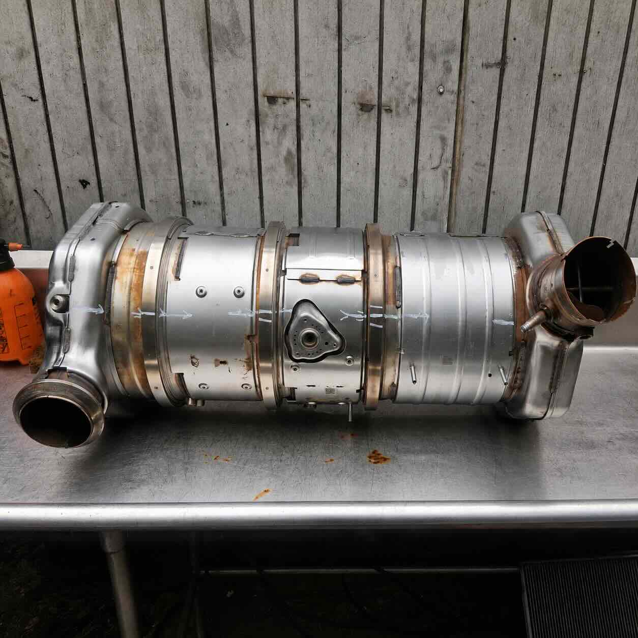 DPF armado completo sobre mesa de trabajo con marcas de ensamblaje